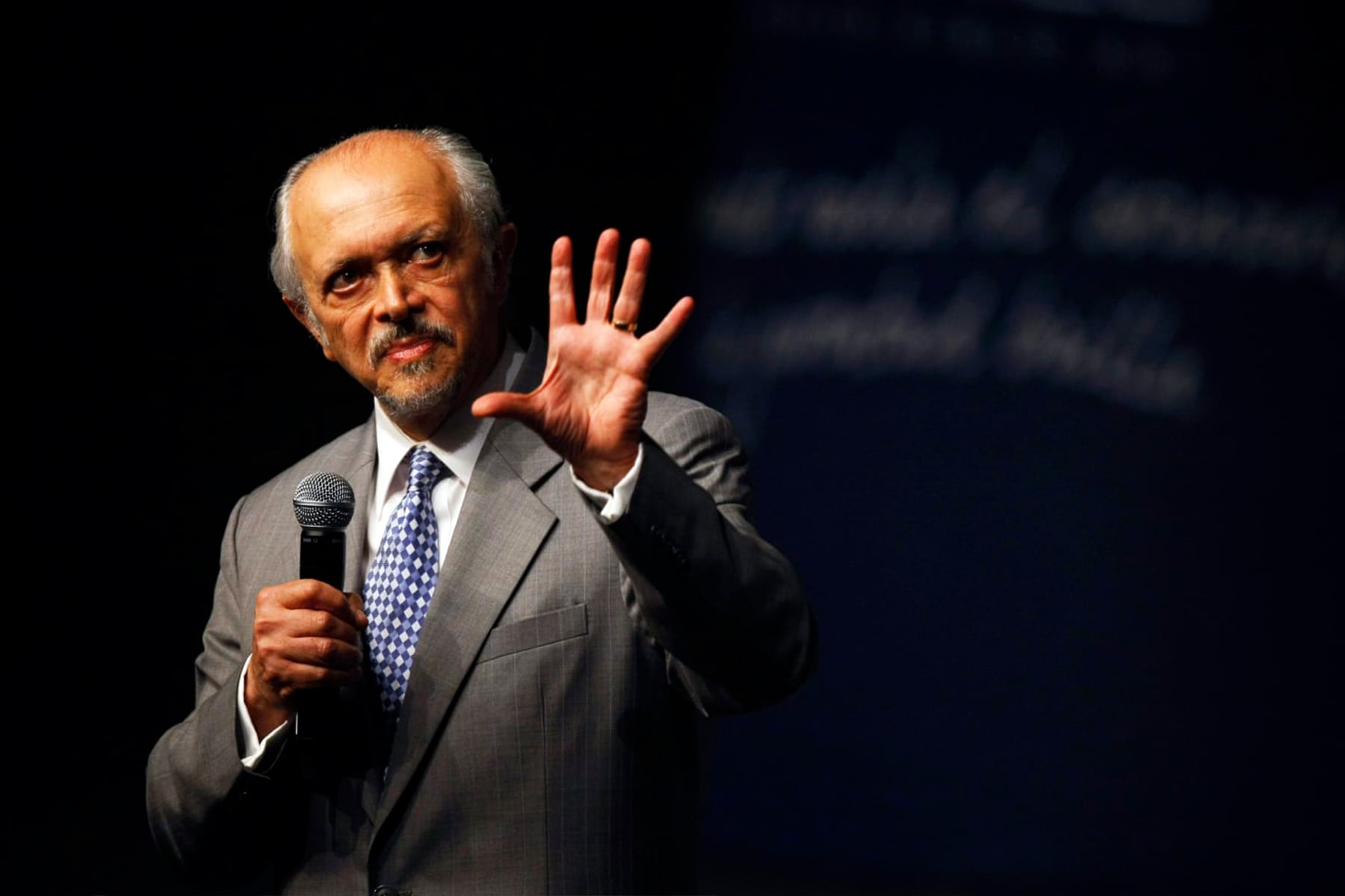 Mario Molina speaking at a podium